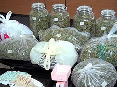 “Περιτριγυριζόταν” από χασίς!